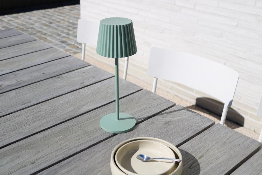 Lucide JUSTINE - Lámpara de mesa Recargable Dentro/Fuera - Batería/acumulador - LED Regul. - 1x2W 2700K - IP54 - Con estación de carga inalámbrica - Verde - ambiente 1